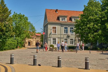 Zelenogradsk, Rusya - Ocak 02, 2021: Kurortny Prospekt yazın. Turistler cadde boyunca yürüyorlar.