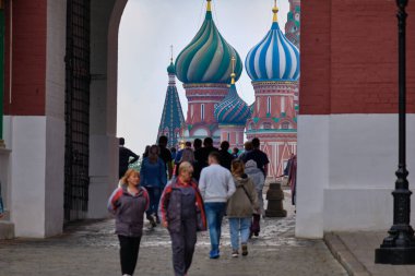 Moskova, Rusya - 27 Mayıs 2021: Bulutlu bir bahar gününde Kızıl Meydan ve Kremlin manzarası