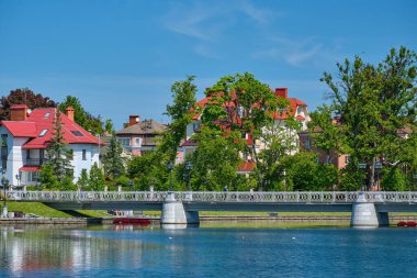 Kaliningrad, Rusya - 31 Mayıs 2021: Yazın Kaliningrad kentindeki göletin gündüz görüntüsü
