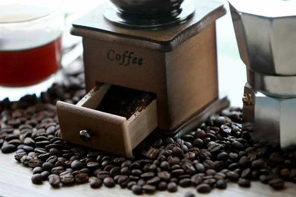 Manuell Kaffekvarn Med Kaffeböna Och Droppflaska Set — Stockfoto