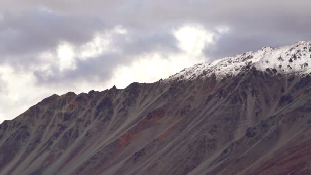 Nuvens se movem rápido sobre Alaska Range Estados Unidos América do Norte — Vídeo de Stock