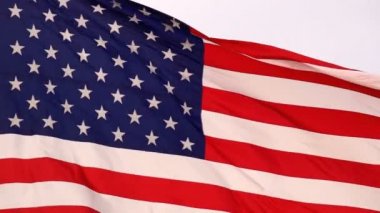 Parlak vatansever Amerikan bayrağı Stars and Stripes sallayarak Rüzgar
