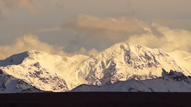 Облака катятся над высокими вершинами горного хребта Аляска — стоковое видео