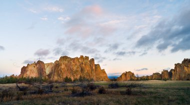 Moon kümeleri olarak güneş yükselir Smith Rock Oregon