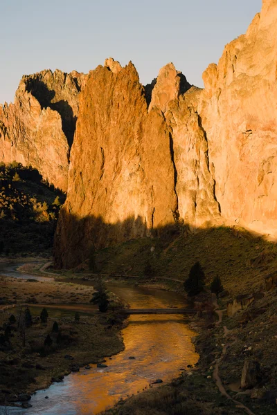 Zon stijgt op Smith Rock Oregon Crooked River reflectie — Stockfoto