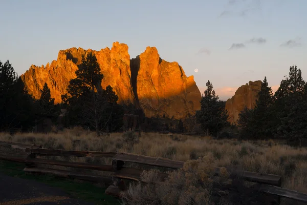 La luna tramonta mentre sorge il sole su Smith Rock Oregon — Foto Stock