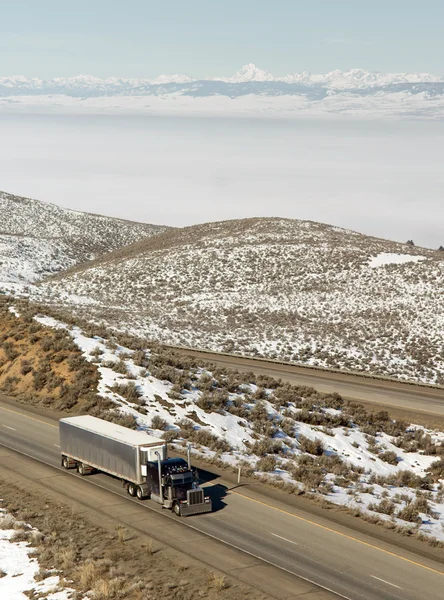 Big rig truckers semi truck reist interstate cascade range bac — Stockfoto