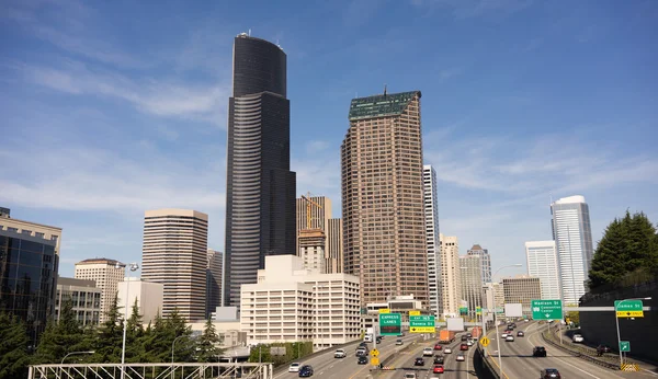 Downtown Seattle City Skyline interestadual 5 carros estrada dividida — Fotografia de Stock