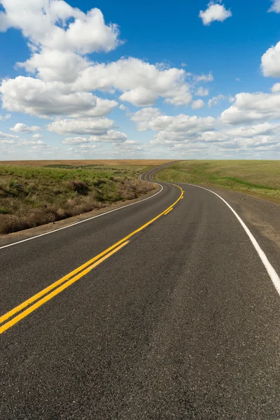 Asfalterad två körfält vägen Highway transport vita moln blå Skk — Stockfoto