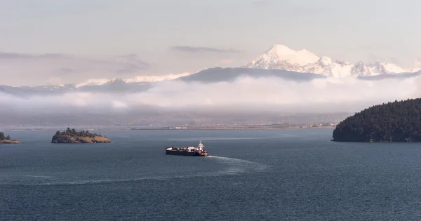 Oljetankfartyg med fartyget Puget Sound Stilla havet Mt Baker — Stockfoto