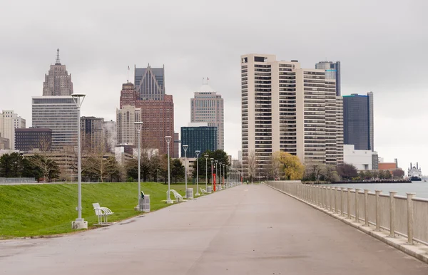 Vízparti sétányon Detroit Downtown City Skyline folyó Waterfron — Stock Fotó