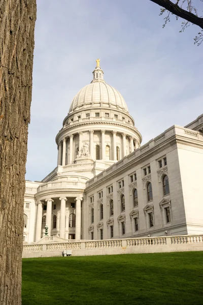 Wisconsin kapitálu, budování krajinářský areál zelené trávy — Stock fotografie