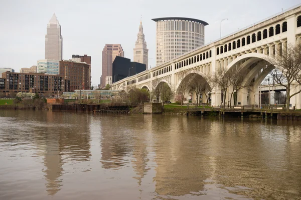 Río de Cuyahoga de Cleveland Ohio centro ciudad horizonte —  Fotos de Stock