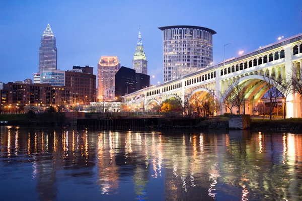 Cleveland Ohio şehir şehir manzarası Cuyahoga Nehri — Stok fotoğraf