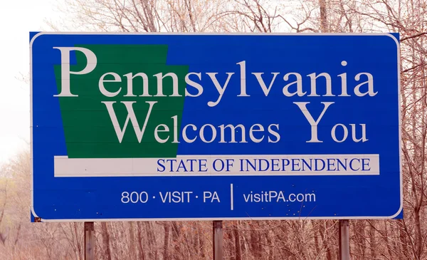 宾夕法尼亚州欢迎标语东海岸公路号州际公路标志 — 图库照片