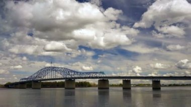 Bulutlar rulo hızlı geçmiş öncü Memorial Köprüsü ve Columbia River Kennewick Washington