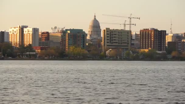 Городской центр Skyline Мэдисон Висконсин Капитал Сити Озеро Монона — стоковое видео