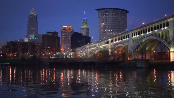 Кливленд, Огайо, Центр города Skyline Cuyahoga River Sub Ave Bridge — стоковое видео