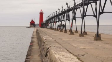 Turist çift fenerler Grand Haven deniz işaretleri Michigan Gölü ziyaret