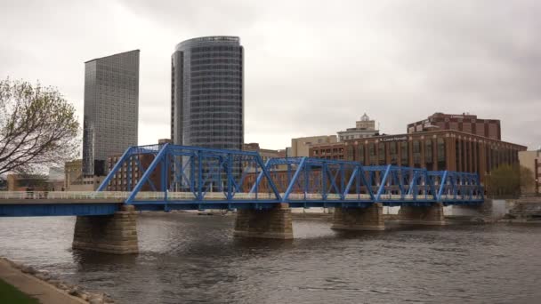 Blue Bridge Grand River Rapids Michigan Downtown Skyline — стоковое видео