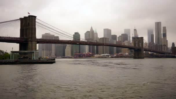 Puente de Brooklyn de la ciudad de Nueva York East River Manhattan Skyline — Vídeo de stock