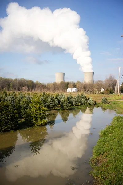 Clear Reflection Under Nuclear Power Plant Exhaust Plume — Stock Photo, Image