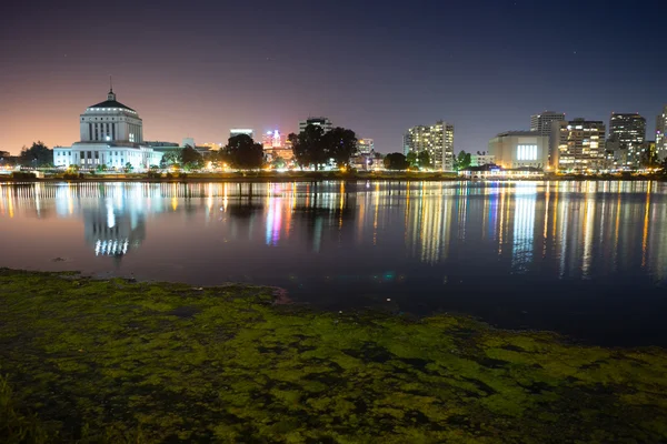 奥克兰加州夜天空市中心城市天际线梅里特湖 — 图库照片