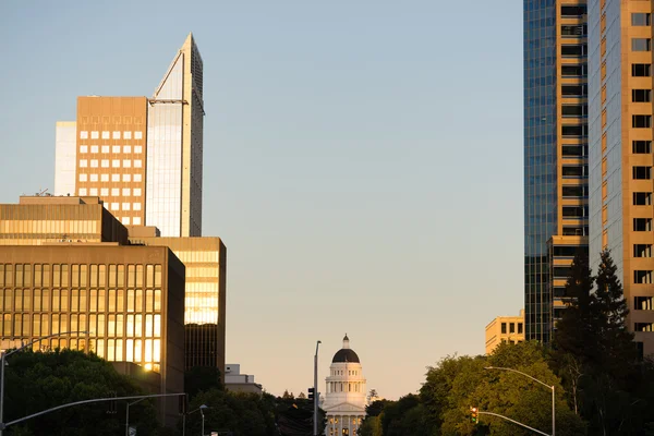 O sol ilumina o vidro no centro de Sacramento Skyline — Fotografia de Stock