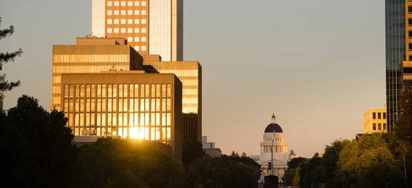 Solnedgången speglar av byggnader Downtown Sacramento Kalifornien Cap — Stockfoto