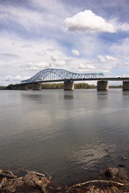 Bulutlar geçmiş öncü Memorial Köprüsü Columbia River Kennewick yapıldı.