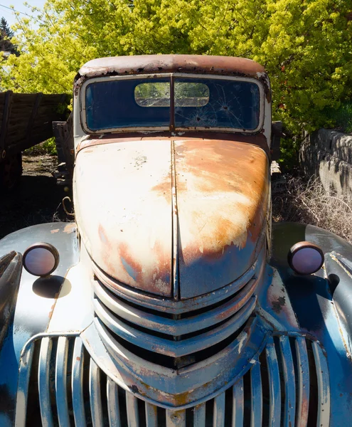 Oude vrachtwagen verlaten roestende Amerikaanse Auto Junkyard — Stockfoto