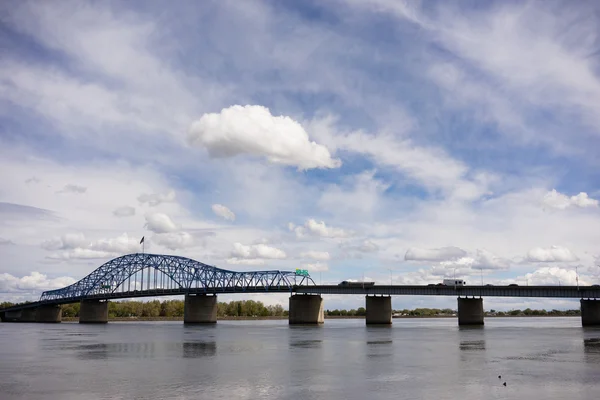 Σύννεφα πρωτοπόρος Αναμνηστική γέφυρα ποταμού Κολούμπια Kennewick Washingt — Φωτογραφία Αρχείου