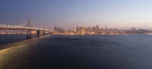Міст через затоку перетинає Сан Франциско Skyline Тихоокеанського Західного Берегу — стокове фото