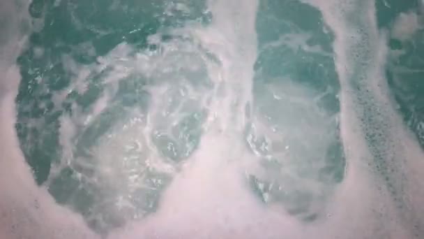 Воздух создает пенные пузырьки гидромассажная ванна джакузи дом — стоковое видео