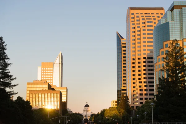 Sonnenuntergang reflektiert Gebäude in der Innenstadt von Sacramento Kalifornien Cap — Stockfoto