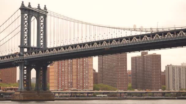 Нью-Йорк Манхэттен Бридж Ист-Ривер Авто — стоковое видео
