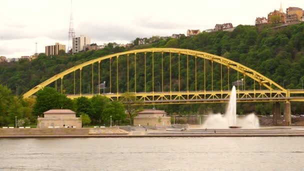 Fort Pitt brug Stands Behind Point State Park fontein — Stockvideo