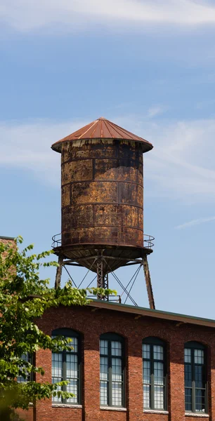 Antigua torre de agua en la azotea oxidada Arquitectura industrial urbana — Foto de Stock