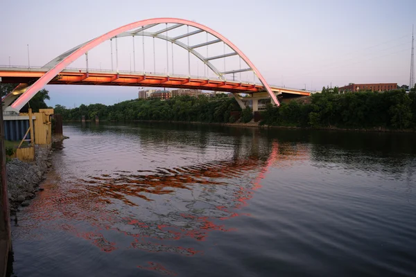 韩国退伍军人大道桥在田纳西州纳什维尔坎伯兰河 — 图库照片