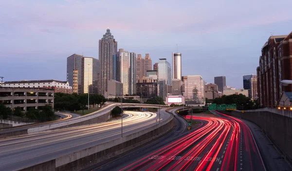 Atlanta Georgia Rush Hour trafik skymning Downtown City Skyline — Stockfoto