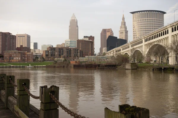 Cleveland Ohio şehir şehir manzarası Cuyahoga Nehri — Stok fotoğraf