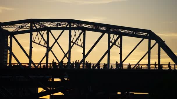 Nashville gångbron människor Cross för att se Country Music Awards — Stockvideo