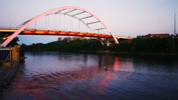 Kayaker Rio Cumberland remando sob ponte Nashville Tennessee — Vídeo de Stock