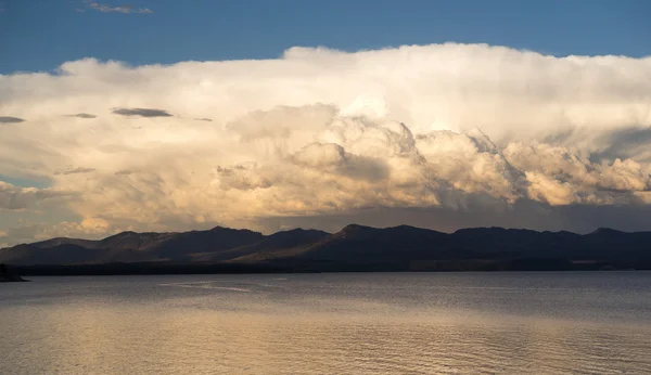 Nuvole di tempesta Brew Over Yellowstone Lake Absaroka Mountains — Foto Stock