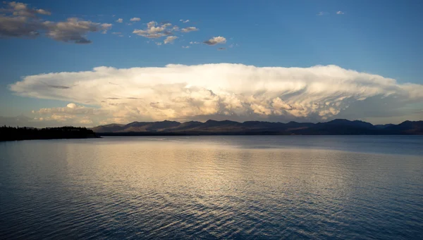 Burza chmury Brew nad Yellowstone jezioro Absaroka góry — Zdjęcie stockowe