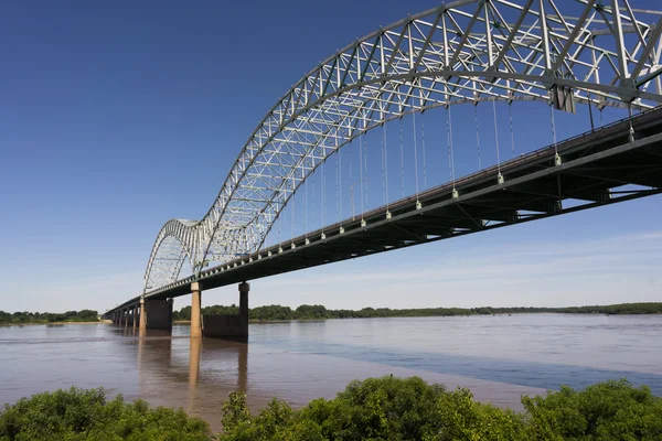 Мост Эрнандо де Сото, охватывающий реку Миссисипи, штат Теннесси — стоковое фото