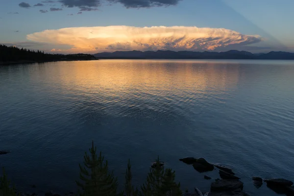 Nubes de tormenta se preparan sobre las montañas del lago Absaroka Yellowstone —  Fotos de Stock