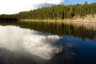 Sakin Yellowstone Nehri yüksek bulut yansıma Milli Parkı