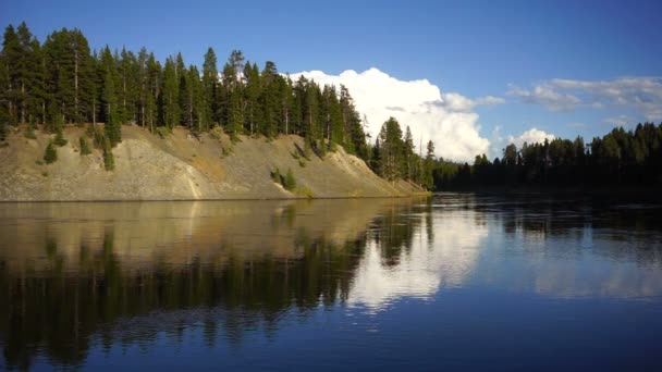 Calma Yellowstone River High Cloud Reflection National Park — Vídeos de Stock
