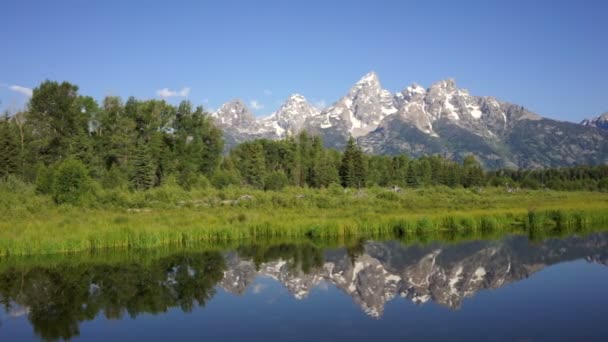 Hladké vody odrážející pohoří Grand Teton National Park — Stock video